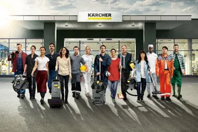 Gruppe von Personen mit Reinigungsgeräten